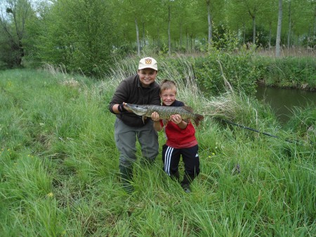 Le brochet sous le signe du 71 ( cm ) pris aujourd'hui ! :)